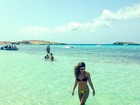 Mariana Rios aparece de biquíni em praia com paisagem paradisíaca