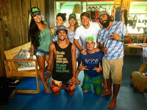 Aline Riscado e Felipe Roque posam com grupo de amigos em Fernando de Noronha (Foto: Reprodução / Instagram)