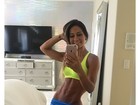 Mayra Cardi posta selfie e mostra cintura finíssima