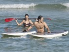 Gisele Itié faz stand-up surf com namorado no Rio