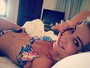 Luiza Possi posa de biquíni na cama e exibe barriga chapada: 'Preguiça'
