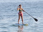 Sheron Menezzes pratica stand up paddle e troca carinhos com o namorado em praia do Rio