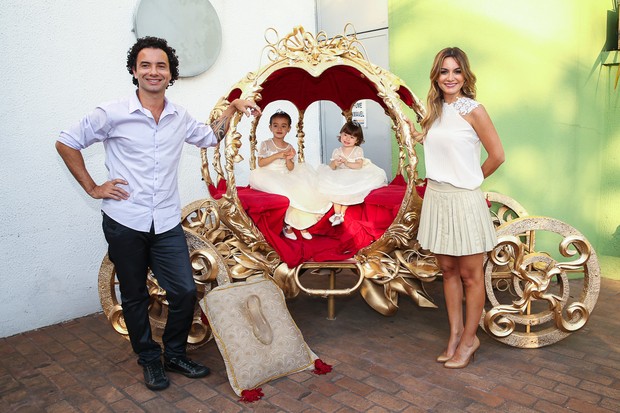 Marco Luque com a mulher, Flávia, e as filhas Mel e Isadora (Foto: Manuela Scarpa/Photo Rio News)