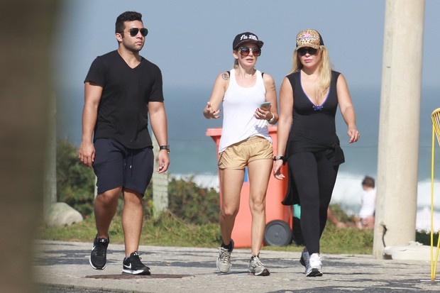 Antônia Fontenelle,Jonathan Costa e Verônica Costa caminham na orla da praia da Barra da Tijuca (Foto: AgNews/Dilson Silva)