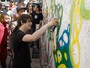 Jake Bugg grafita muro em comunidade de São Paulo