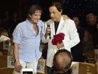 Tom Cavalcante faz show em navio com Roberto Carlos na plateia