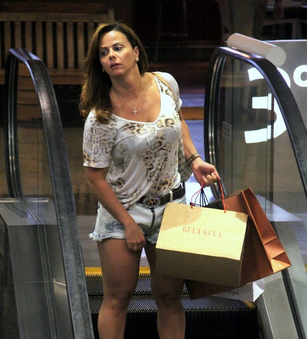 Viviane Araújo em shopping do Rio (Foto: Marcos Pavão/AgNews)
