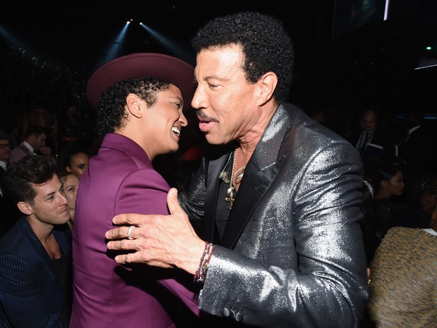 Bruno Mars e Lionel Richie no Grammy, em Los Angeles, nos Estados Unidos (Foto: Larry Busacca/ Getty Images/ AFP)