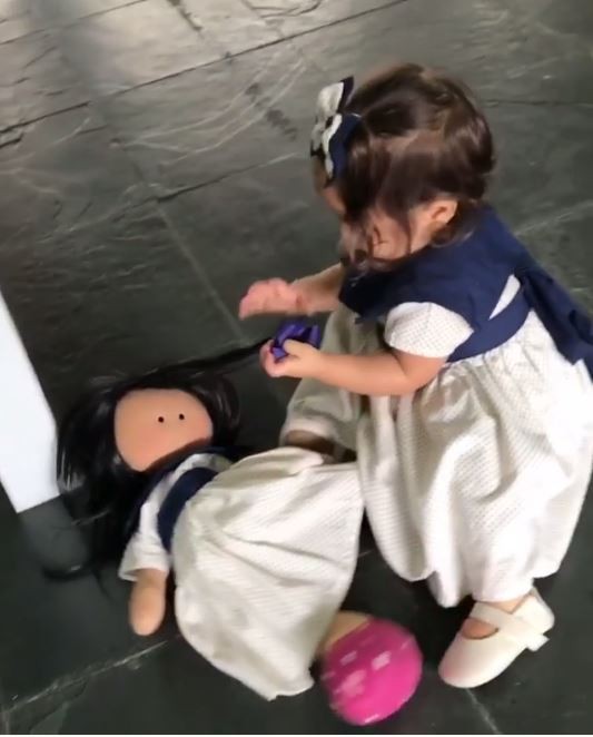 Maria Flor leva boneca com look igual ao dela (Foto: Reprodução do Instagram)