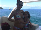 Daniela Albuquerque mostra barrigão de 8 meses em passeio com a filha