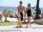 Danielle Winits passeia com o filho caçula e o namorado na praia