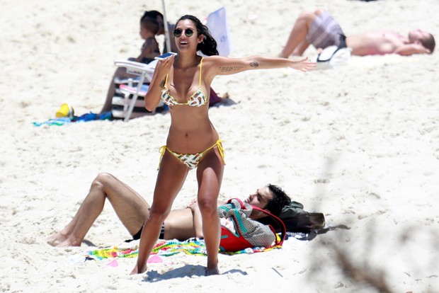 Yanna Lavigne em praia do Rio com amigo (Foto: Agnews)