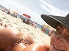 Laura Keller curte praia e brinca sobre filtro solar: 'Make de palhaço'