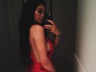 Kylie Jenner posta selfie ousada usando look sem sutiã