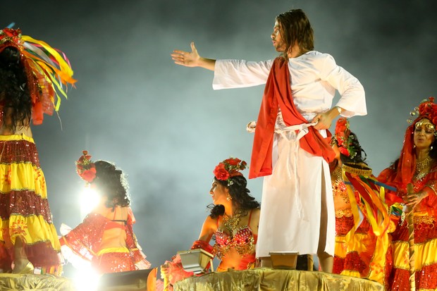 Paulo Dalagnoli como Jesus Cristo no desfile da Viradouro (Foto: ROBERTO FILHO / BRAZIL NEWS)
