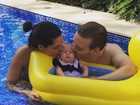 Thais Fersoza e Michel Teló brincam na piscina com a filha, Melinda