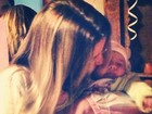 Mãe coruja: Debby Lagranha paparica a filha em foto