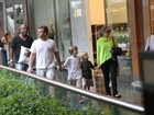Angélica e Luciano Huck passeiam com os filhos em shopping do Rio