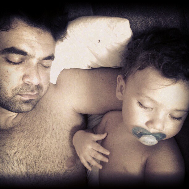 Priscila Pires posta foto do marido e filho dormindo (Foto: Instagram / Reprodução)