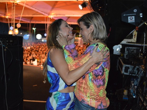 Claudia Leitte e Carla Perez em show em Salvador, na Bahia (Foto: Felipe Souto Maior/ Ag. News)