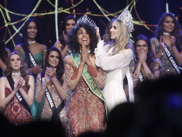 Raissa Santana, do Paraná, recebe a coroa de Miss Brasil 2016 de Marthina Brandt em São Paulo (Foto: Celso Tavares/ EGO)