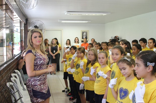 Babi Rossi visita instituição de caridade (Foto: Thiago Duran / AgNews)