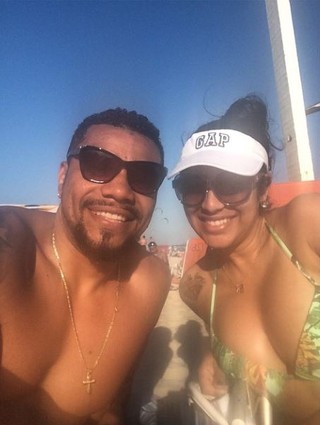 Naldo e Moranguinho na praia (Foto: Instagram / Reprodução)