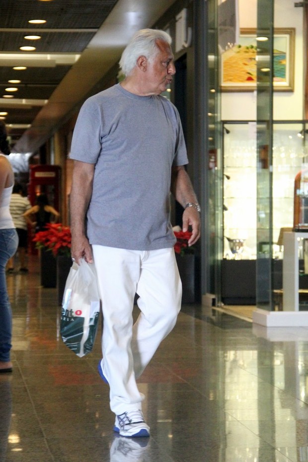 Antônio Fagundes em shopping do Rio (Foto: Marcus Pavão / AgNews)