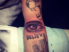 Justin Bieber mostra nova tatuagem para fãs 