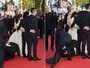 Homem enfia a cabeça debaixo de vestido de America Ferrera em Cannes
