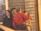 Lilia Cabral janta com o marido e a filha no Rio de Janeiro