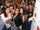 Wanessa faz a alegria de fãs em feira de óculos em São Paulo