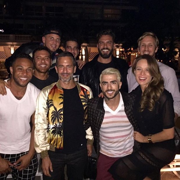 Estilista Marc Jacobs com a atriz Mariana Ximenes e amigos em restaurante no Rio (Foto: Instagram/ Reprodução)