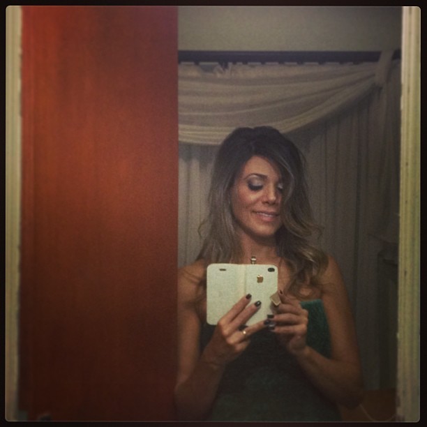Ex-BBB Fabiana posa só de toalha (Foto: Instagram/ Reprodução)