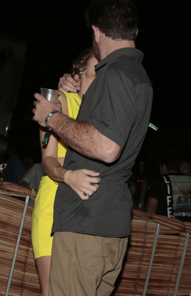 Isabella Santoni troca beijos com o namorado em evento (Foto: Photo Rio News)