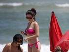 De férias da TV, Giovanna Lancellotti vai à praia no Rio