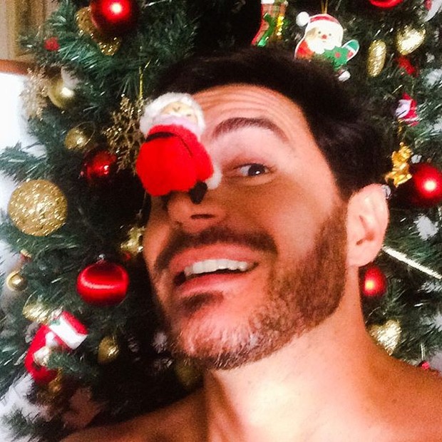 Ricardo Tozzi posa com árvore de Natal (Foto: Instagram/ Reprodução)