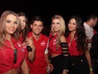 Bruno Gissoni posa cercado de mulheres em festa
