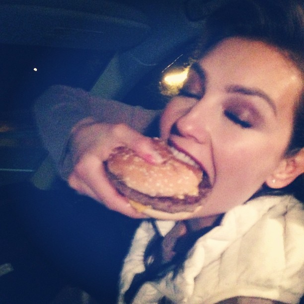 Thalia devora sanduíche após participar de premiação na Espanha (Foto: Instagram/ Reprodução)