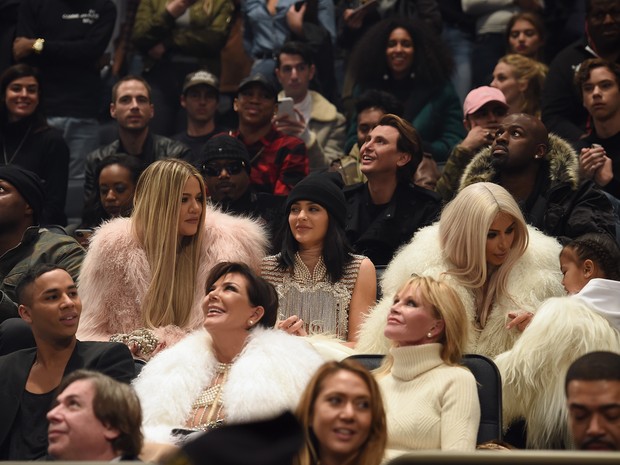 Lamar Odom, Khloe Kardashian, Kylie Jenner, Kim Kardashian, North West, Olivier Rousteing, Kris Jenner e Melanie Griffith em desfile em Nova York, nos Estados Unidos (Foto: Dimitrios Kambouris/ Getty Images/ AFP)