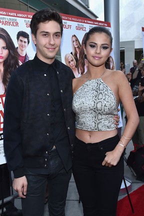 Nat Wolff  e Selena Gomez em première de filme em Los Angeles, nos Estados Unidos (Foto: Alberto E. Rodriguez/ Getty Images/ AFP)