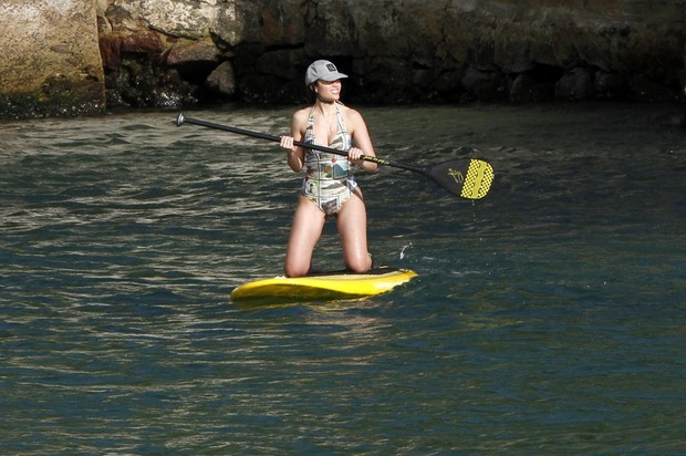 Maria Melilo faz stand up paddle (Foto: Marcos Ferreira / Foto Rio News)