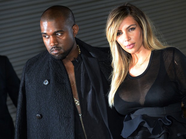 Kanye West e Kim Kardashian em evento de moda em Paris, na França (Foto: Pierre Andrieu/ AFP)