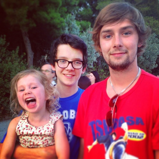 Asa Butterfield com os irmãos Mason e Loxie (Foto: Reprodução/Instagram)