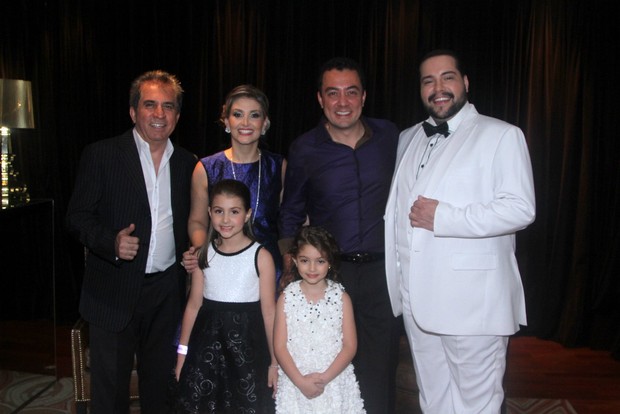 Tiago Abravanel com a aniversariante e sua família (Foto: Thiago Duran/AgNews)
