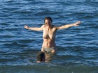 Marion Cotillard faz topless em praia na Espanha