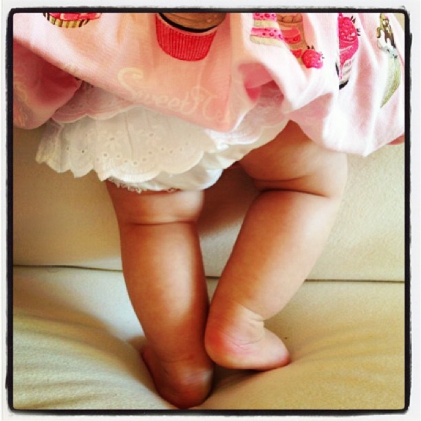 Luciano Huck posta foto das pernocas de Eva (Foto: Reprodução/Instagram)