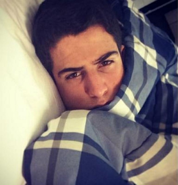 Enzo Celulari sofrendo para levantar da cama (Foto: Reprodução/Instagram)