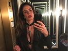 Luciana Gimenez faz selfie e posa poderosa com blusa super decotada