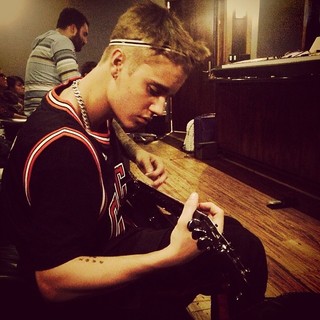 Justin Bieber em estúdio (Foto: Instagram/ Reprodução)
